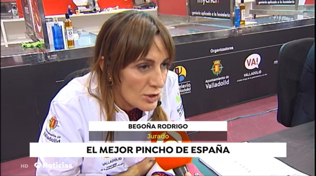 “¿A qué sabe el mejor pincho de España?” (@saez_mjose en @A3Noticias)
Al #PolloEscalmendrado de @JavierRuizFonta del restaurante de #Burgos @LaJamada de @ArrabalChef, ganador del XV Concurso Nacional de #TapasVLL2019, @CNPinchosVLL, #Valladolid.
¡Enhorabuena Javi! 👨‍🍳 #LetsJam!