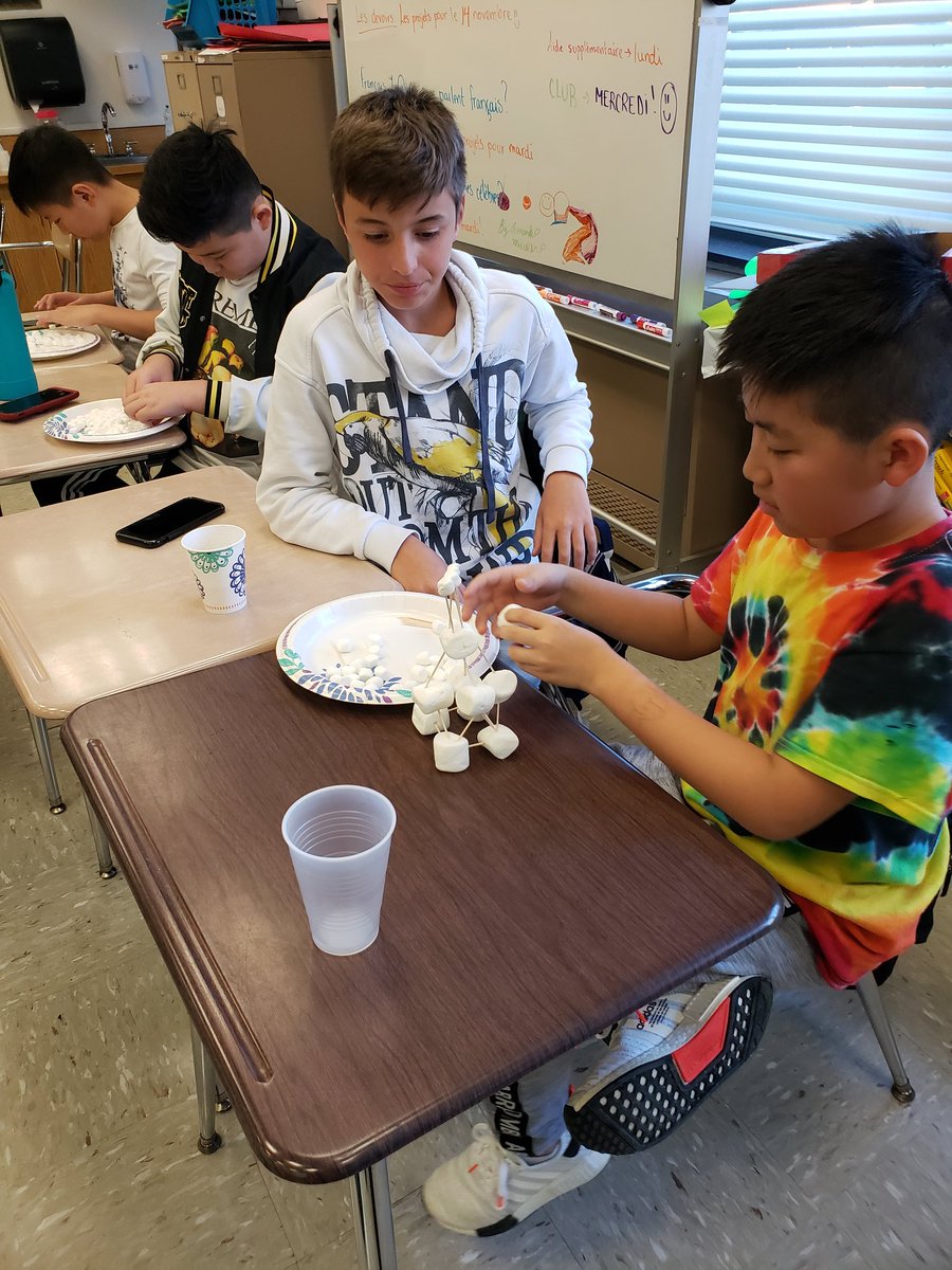 MlleKaminsky's tweet photo. Pas "La Dame Fer" mais aujourd'hui "La Dame de... Marshmallows!" The French club made Eiffel Towers out of marshmallows and toothpicks to celebrate French Week! #semainedufrançais #latoureiffel @JerichoMS @_ChadGleason https://t.co/oRI4DD13bQ