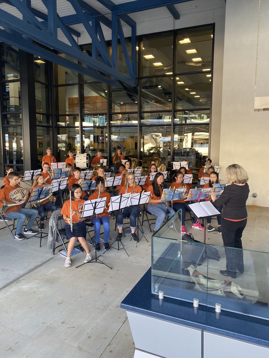 jmsbreeden's tweet photo. Liberty Band stole the show and made every veteran smile and cheer! 🇺🇸#lmslions #mcslearn #herosweek #SemperFi https://t.co/zhwNyojw4X