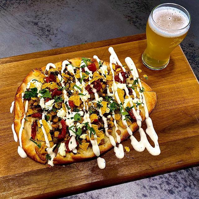 HiatusBrewing's tweet image. It’s time for another new flatbread. This is our Veggie and it features pesto, fire roasted corn onions and poblano peppers, chile-lime crema, chevre cheese, roasted marinated tomatoes, crushed corn chips, and cilantro

#OnHiatus #PushPause #BackIn30 #ha… ift.tt/2JT3rGw
