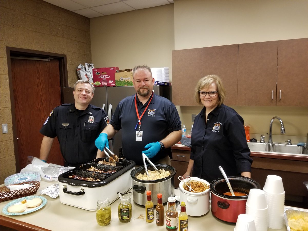 colhgtspolice's tweet photo. The CH Police & Fire Associations joined together today to make lunch for our coworkers in other city depts. We had a blast putting on a nice meal as a way of saying thanks to our fellow employees for their partnership. #chpolice #chfire #whodoesntloveafreelunch https://t.co/wlnyvUgBrV