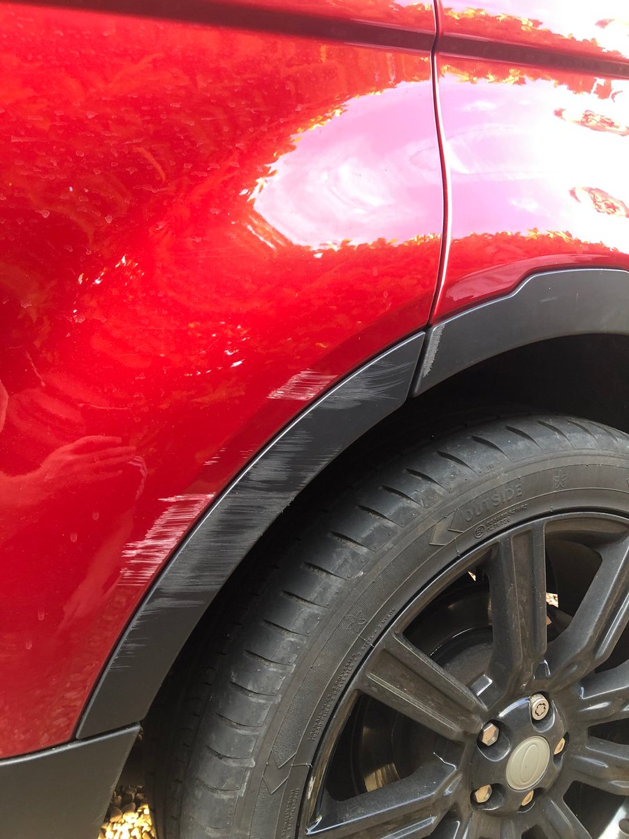 VisionRepair's tweet photo. Before and after photos of a Range Rover Evoque door and plastic arch scuff we recently repaired on the same day. All repairs were carried out at the customers property. #alloywheel #smartrepair #bodywork #suffolk #rangeroverevoque https://t.co/bYDQgi44pT