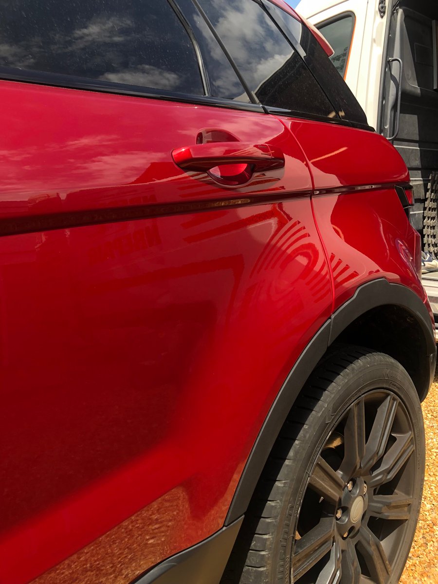 VisionRepair's tweet photo. Before and after photos of a Range Rover Evoque door and plastic arch scuff we recently repaired on the same day. All repairs were carried out at the customers property. #alloywheel #smartrepair #bodywork #suffolk #rangeroverevoque https://t.co/bYDQgi44pT