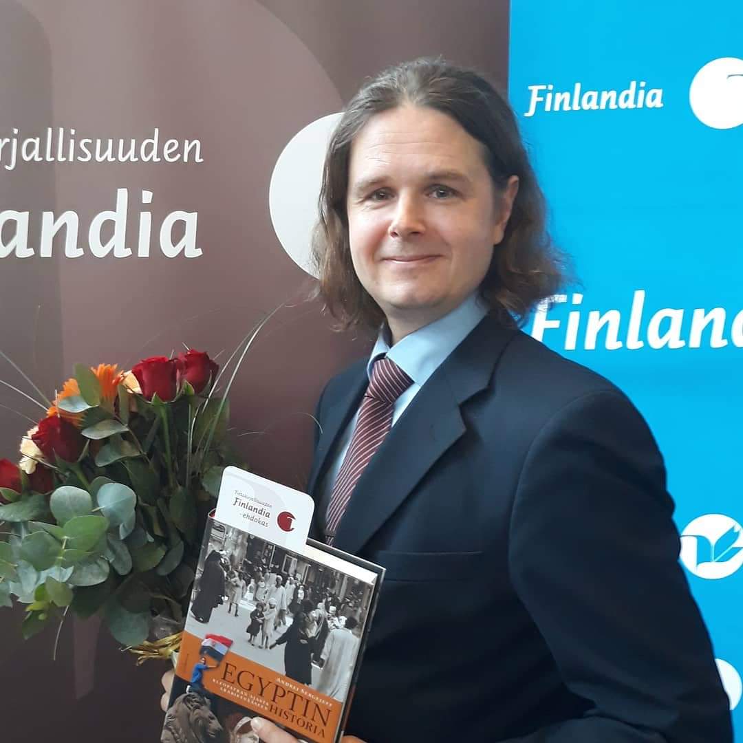 HarriLeinikka's tweet image. Tiimimme @AndreiSergejeff on asiantuntija niin työssä kuin vapaalla. Nyt tuli ehdokkuus Tietokirjallisuuden Finlandia-palkinnolle! "Varmaotteinen, rauhallinen ja selkeä teos rakentaa kaaren, joka hätkähdyttää Eurooppa-keskeistä kouluhistoriaa lukenutta" yle.fi/uutiset/3-1105…