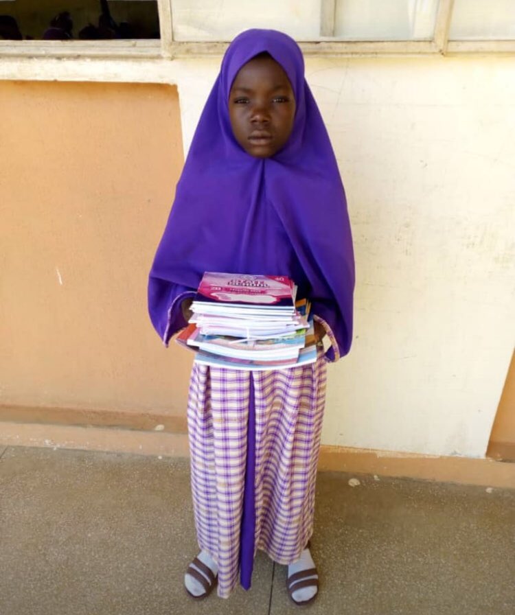Ay_Bawaa's tweet photo. The Young Girl pleaded to sign on d shirt of a guy who finished his final exams in Futminna.The picture captivated so many pple within and outside the uni community,so she was invited to d University radio statn for an interactive session. She is now in the university staff skul https://t.co/PZjhWEYfRq