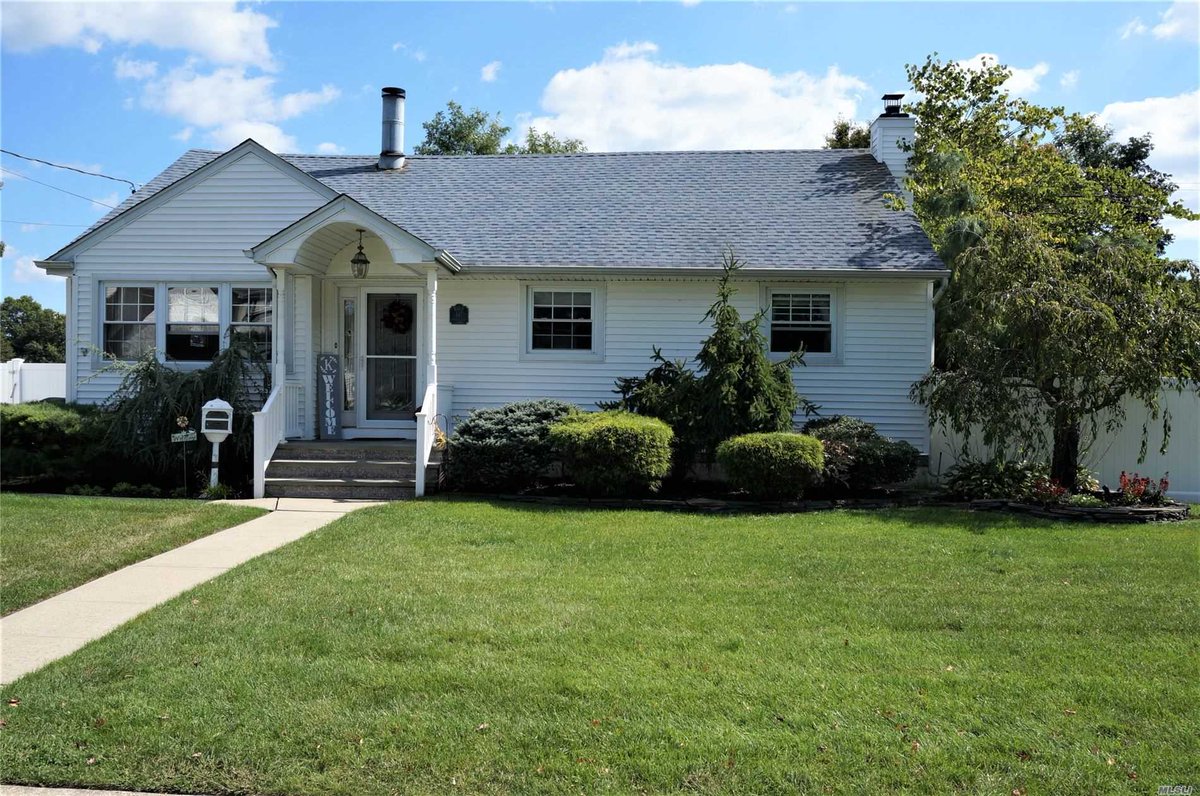 remaxbeyondny's tweet photo. Now Under Contract: Team Hermanowski's listing in West Islip on 147 Dunwoodie Ave! Listed at $450,000. For more information, please call them @ 631-406-6608.

#WeAreRemax #remaxbeyondny #homesweethome #teamhermanowski #147Dunwoodie #WestIslip #wwwbuyorselllihomescom #longisland https://t.co/2Luh882Kgo