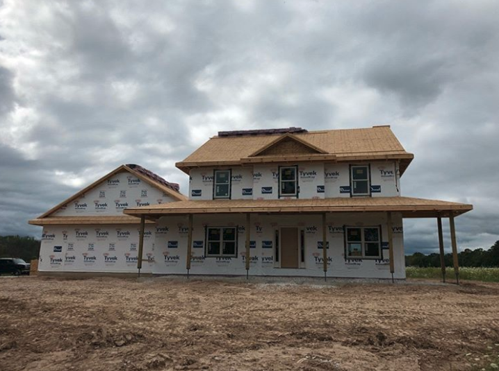 lemelhomes's tweet photo. Relaxing on this wrap-around porch is going to be so chill… but first things first, time to hammer this roof!
#newhomeconstruction #newhomebuilder #wraparoundporch #countryfarmhouse #roofing https://t.co/gQQ8Lp0DgR