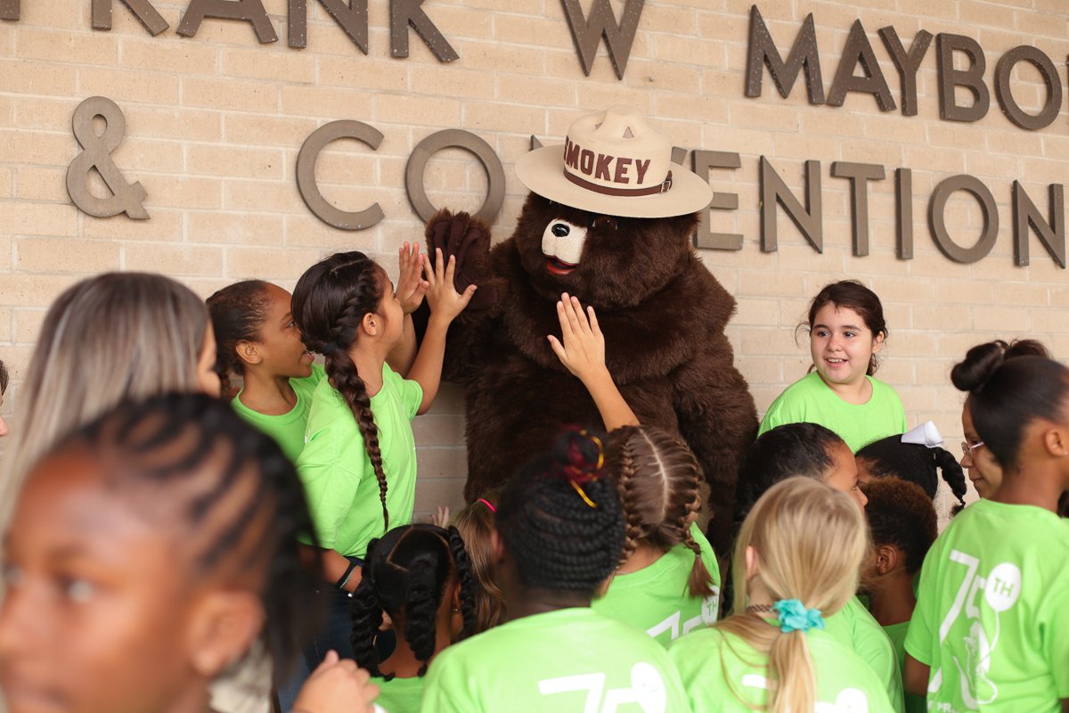 TempleISD's tweet image. Our very own @JeffersonTISD 4th and 5th grade choir students sang for the Texas A&amp;amp;M Forest Service today as they celebrated Smokey&apos;s 75th birthday! They sang This Land is Your Land and Happy Birthday for Smokey. #TempleISDProud #SmokeyBear75 #OnlyYou