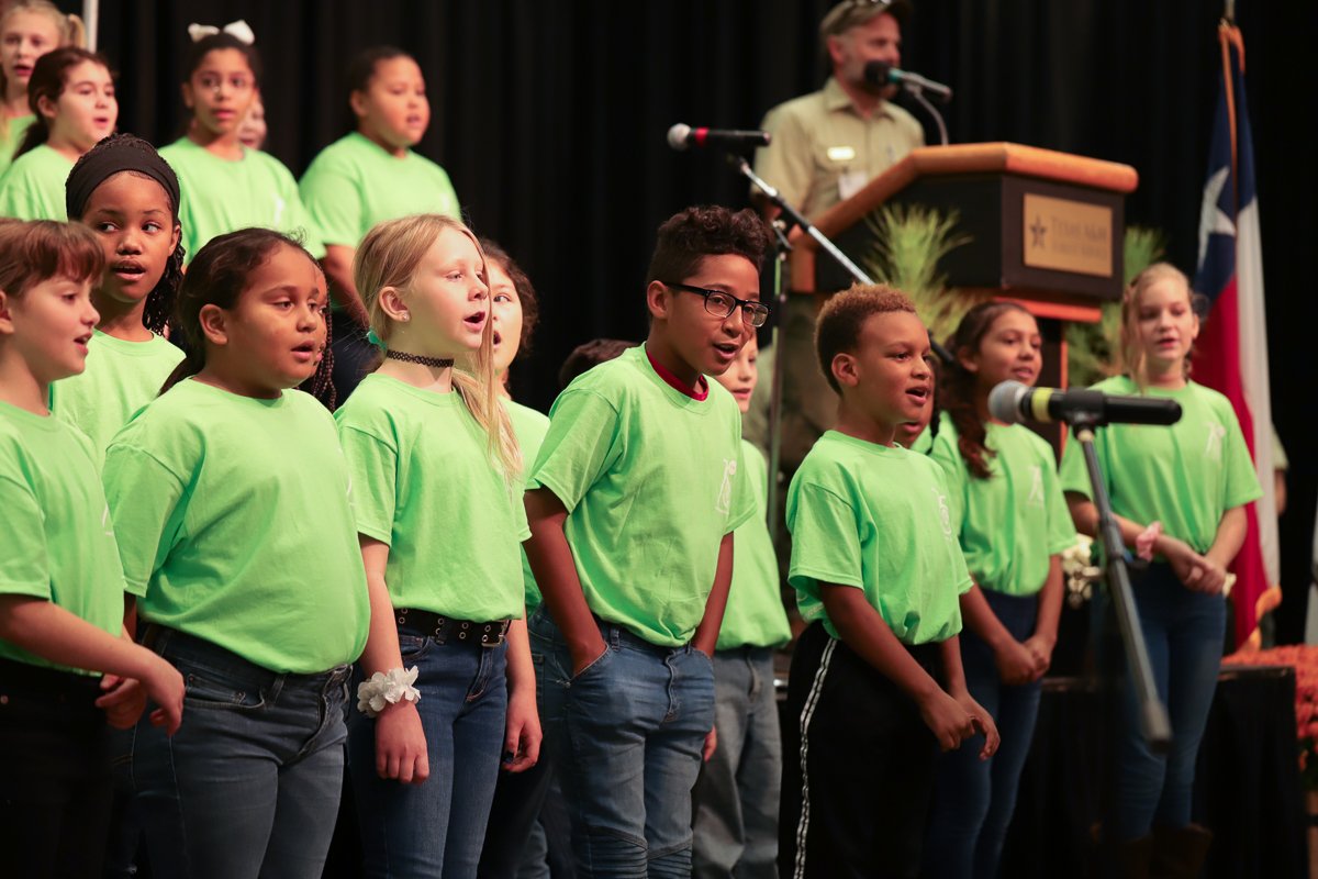 TempleISD's tweet image. Our very own @JeffersonTISD 4th and 5th grade choir students sang for the Texas A&amp;amp;M Forest Service today as they celebrated Smokey&apos;s 75th birthday! They sang This Land is Your Land and Happy Birthday for Smokey. #TempleISDProud #SmokeyBear75 #OnlyYou