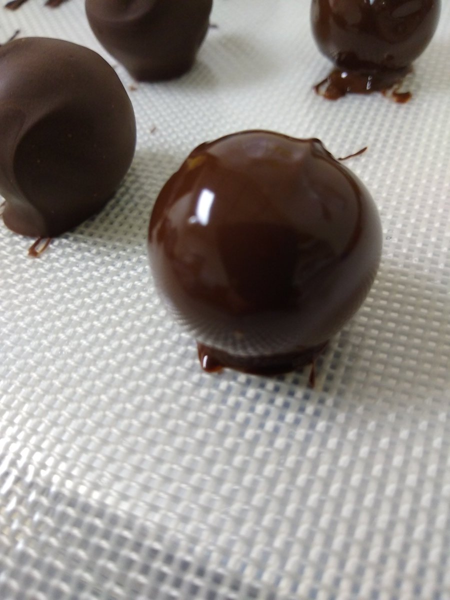 gerdantweetz's tweet photo. Truffle dipping https://t.co/IDPlHuzyag