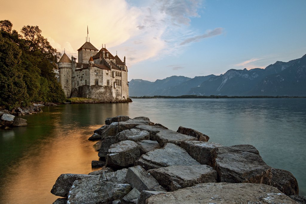 MySwitzerland_f's tweet image. Exactement, il s’agit du #ChâteaudeChillon @montreuxriviera. Ses impressionnantes fortifications du XIIe siècle reposent sur un îlot rocheux du #LacLéman.

myswitzerland.com/fr-ch/decouvri…
