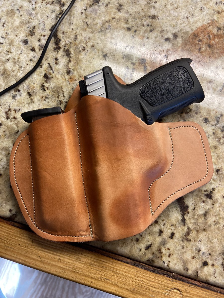 tymo989's tweet photo. Holster with extra mag slip for sale. Left hand draw. Made for Smith &amp; Wesson SD40 VE but will fit other smiths and possibly similar sized glocks, sigs, etc. If interested message me. Can finish out in other colors. https://t.co/98LSgkGHY3