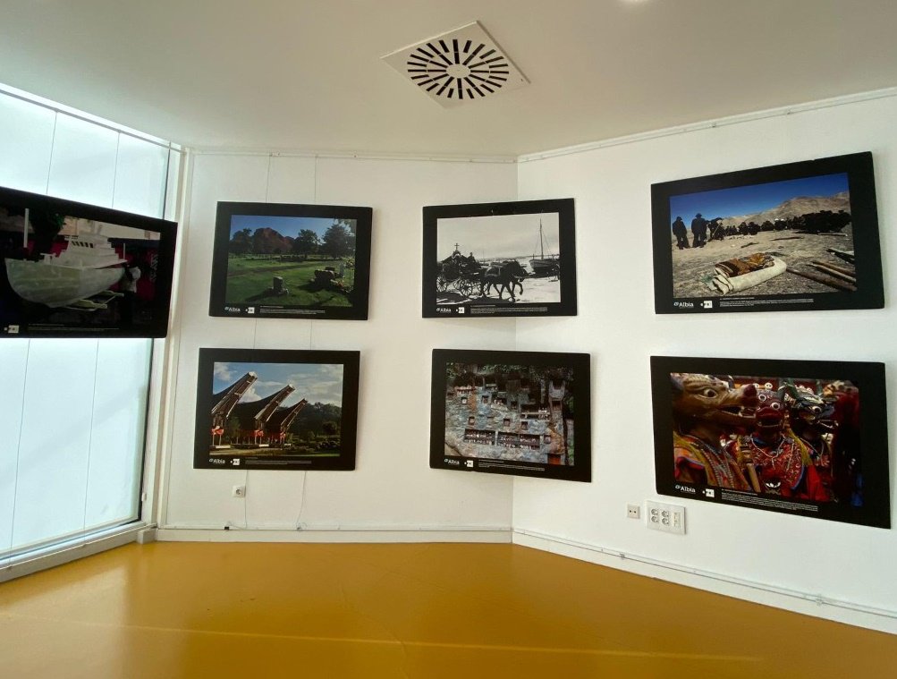 Ayto_Torrejon's tweet photo. CULTURA | @LaCajaDelArte acoge la exposición de fotografía “Las mil caras del luto”, un recorrido por las tradiciones y la cultura funeraria en el mundo #Torrejón @JosAMoreno9 https://t.co/1SJSfdXNzY https://t.co/dc9x0CjShq