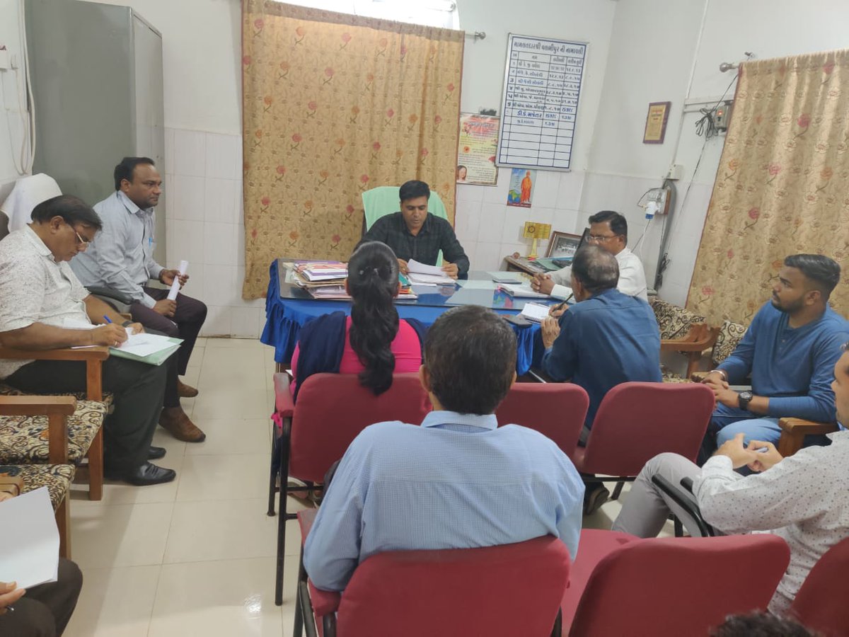 ImRajesh08's tweet photo. સંભવિત વાવાઝોડાની સ્થિતિનો સામનો કરવા અધિકારીશ્રીઓ સાથે સમીક્ષા બેઠક.... આપદા મિત્રો સાથે બચાવ સાધનોની ચકાસણી... ભયજનક બેનરો હટાવા સ્થળ નિરીક્ષણ કરવામાં આવ્યું... @Collectorbhav @pkumarias @CMOGuj @GAS_2017BATCH https://t.co/pkduwtiqWY