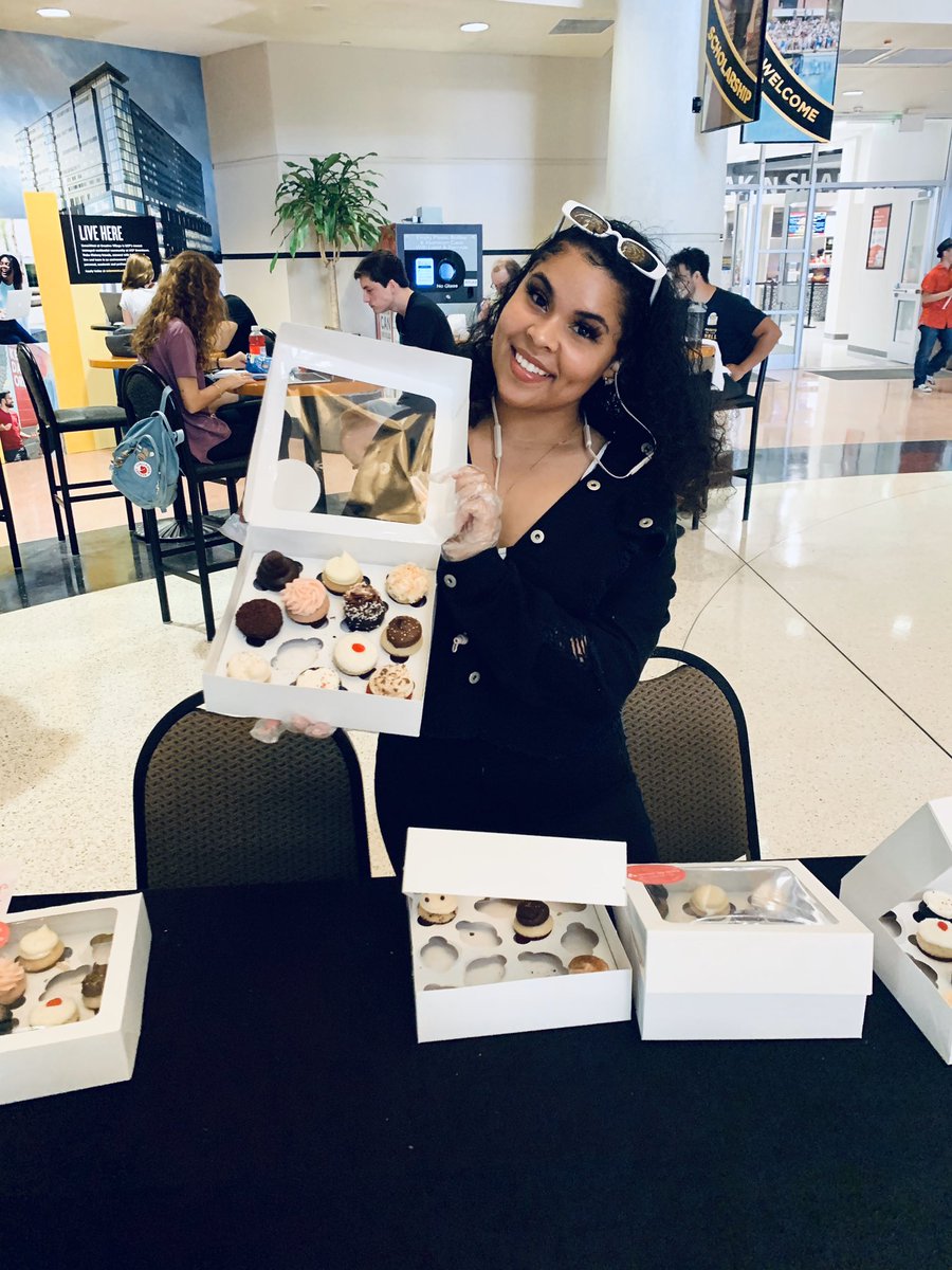 UCFGC_SSAI's tweet image. Join us in the Student Union Atrium for FREE tshirts, FREE Cupcakes and a Photobooth as we celebrate First Generation Awareness Week! 
#ucffirstgen #firstgenstudent #celebratefirstgen