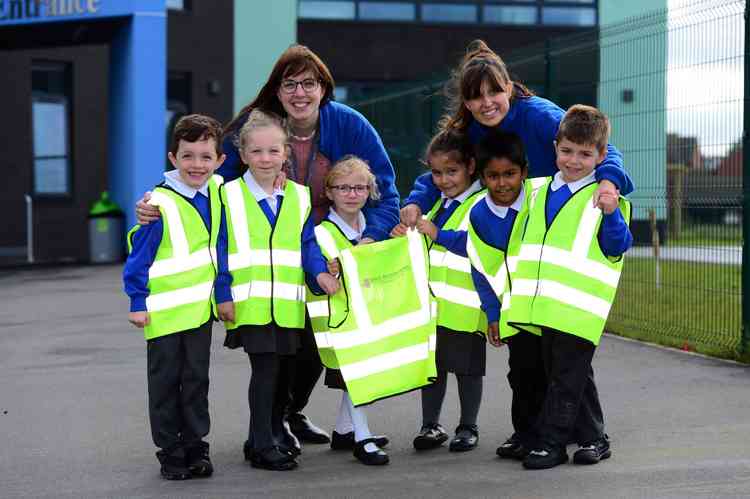 @poplarfarmsch and <a href="/DavidWilsonHome/">David Wilson Homes</a> have joined forces for #roadsafety

citacademies.co.uk/poplar-farm-pu…

#grantham #lincolnshire #walktoschool