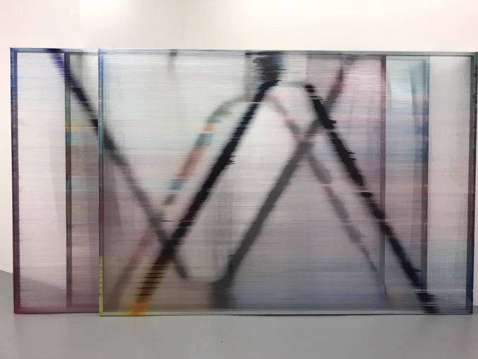 マレ地区
Galerie  Alain Gutharc
透明なプラ段のような素材を支持体にしたペイントをレイヤー状に重ねた平面作品やインスタレーション。遠くから見るとモニターの残像のようにも見える。 