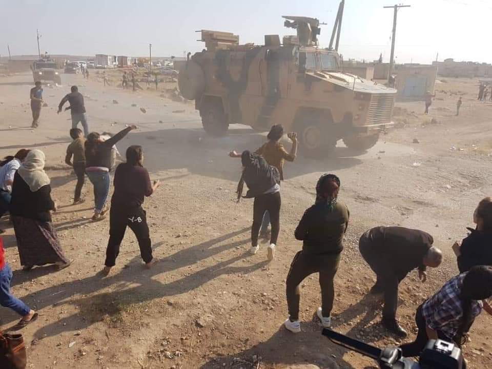 alyosef_aras's tweet photo. With shoes and stones #Turkish patrols were met in #Kobani

#betrayedourallies #sdf #kurds #rojava #usa #Trump #america @akk @LindseyGrahamSC @RepEliotEngel @RepHorsford @HouseDemocrats @RepRichardNeal @PamKeithFL @RepSusanWild @RepSlotkin @RepColinAllred @HouseDemocrats https://t.co/Rys9TByMNO
