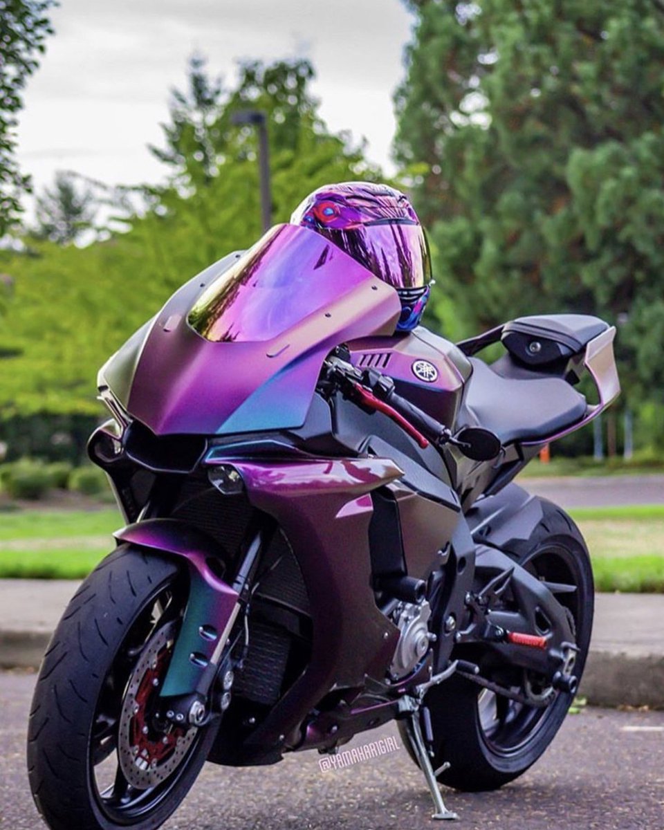 Топовые мотоциклы. Yamaha r1 неон. Ямаха р1 2022. Цвет хамелеон Ямаха r1. Разноцветный мотоцикл.