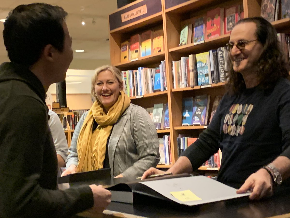 DrTae's tweet photo. This weekend’s theme was meeting the bassists/singers of two of my favorite (and long-lived Canadian!) bands. 1) That’s me awkwardly telling Geddy Lee about how @rushtheband inspired my first iOS app @NotYYZ 2) I ran into Chris Murphy of @Sloanmusic before their show in Portland. https://t.co/8gQPmwTlBn