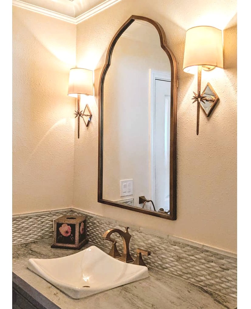 Well planned details that work harmoniously together make for inspired spaces that delight the eye! We adore the complementary design choices @cypressdesignco made in this powder bath featuring our Joffrey lavatory faucet in Antique Brass.