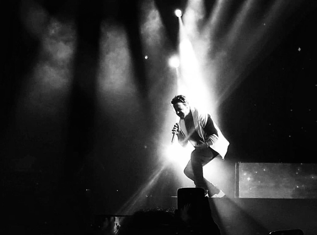 LuisFonsi's tweet photo. “En toda sombra hay una grieta por donde entra la luz..” https://t.co/Luf5LfCmzz