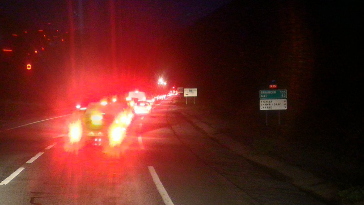 carconducteur's tweet photo. Quand tu te fais dépasser par un vélo à droite et un TER à gauche sur la #RN85 vers #Vizille alors que tu es dans un transport en commun, c'est savoureux l'idée de génie du soit disant "#feu de #régulation" qui tuent les lignes #TransIsère vers Vizille...
#PrenezLesTC #Express3 https://t.co/SRKzMdGCbl
