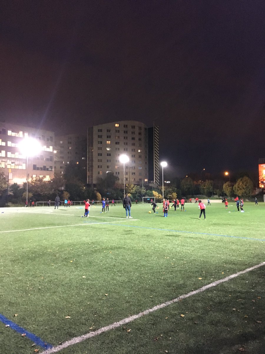 Au centre sportif des Poissonniers, le nouveau club house de l’association ESP18 rénové, accueille les familles et les joueurs dans un espace convivial. Une belle saisons à tous les sportifs de #Paris18 !