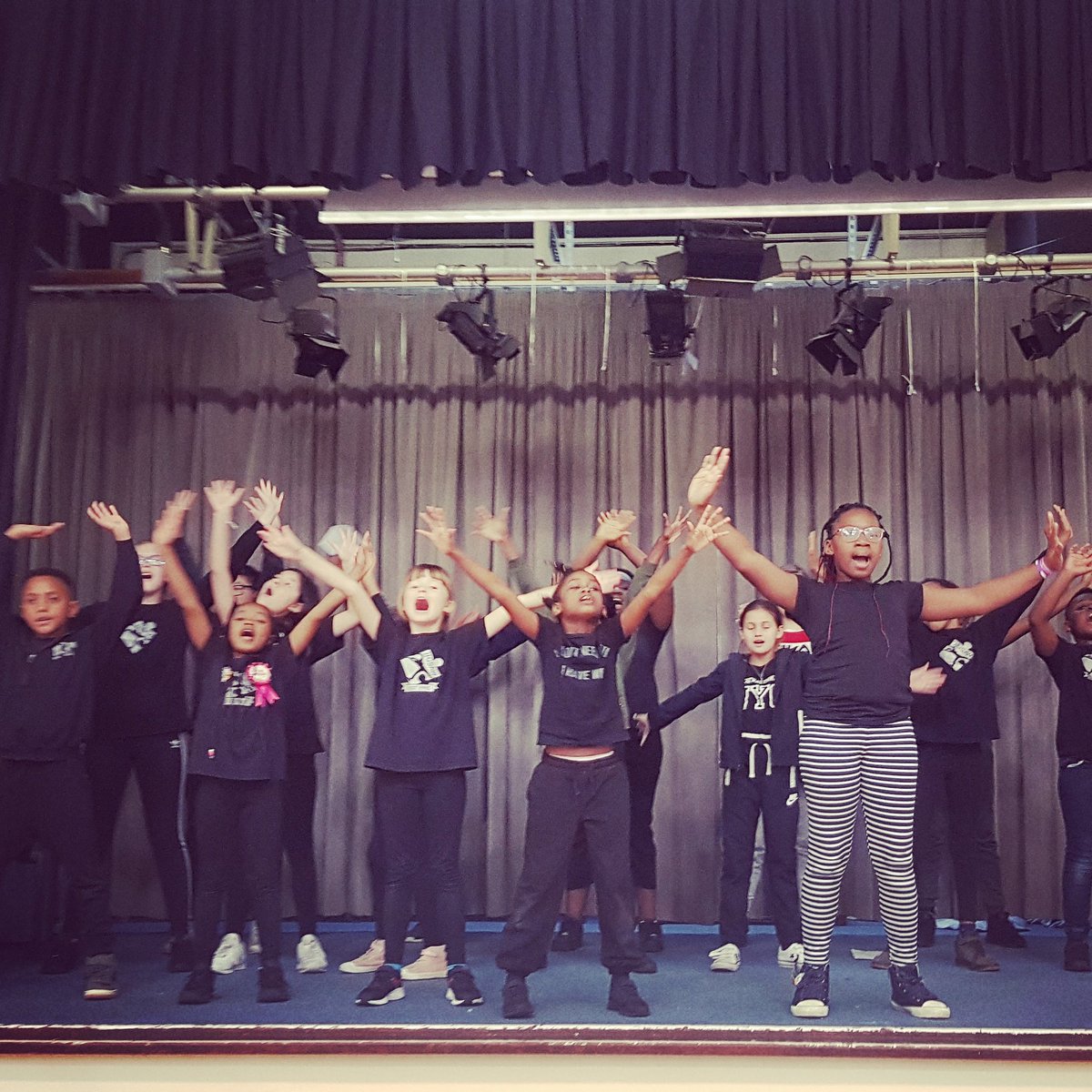 S I N G I N G I S G O O D 
F O R T H E S O U L 🎶

Jigsaw Arts classes build confidence, selfesteem and let inhibitions run free!