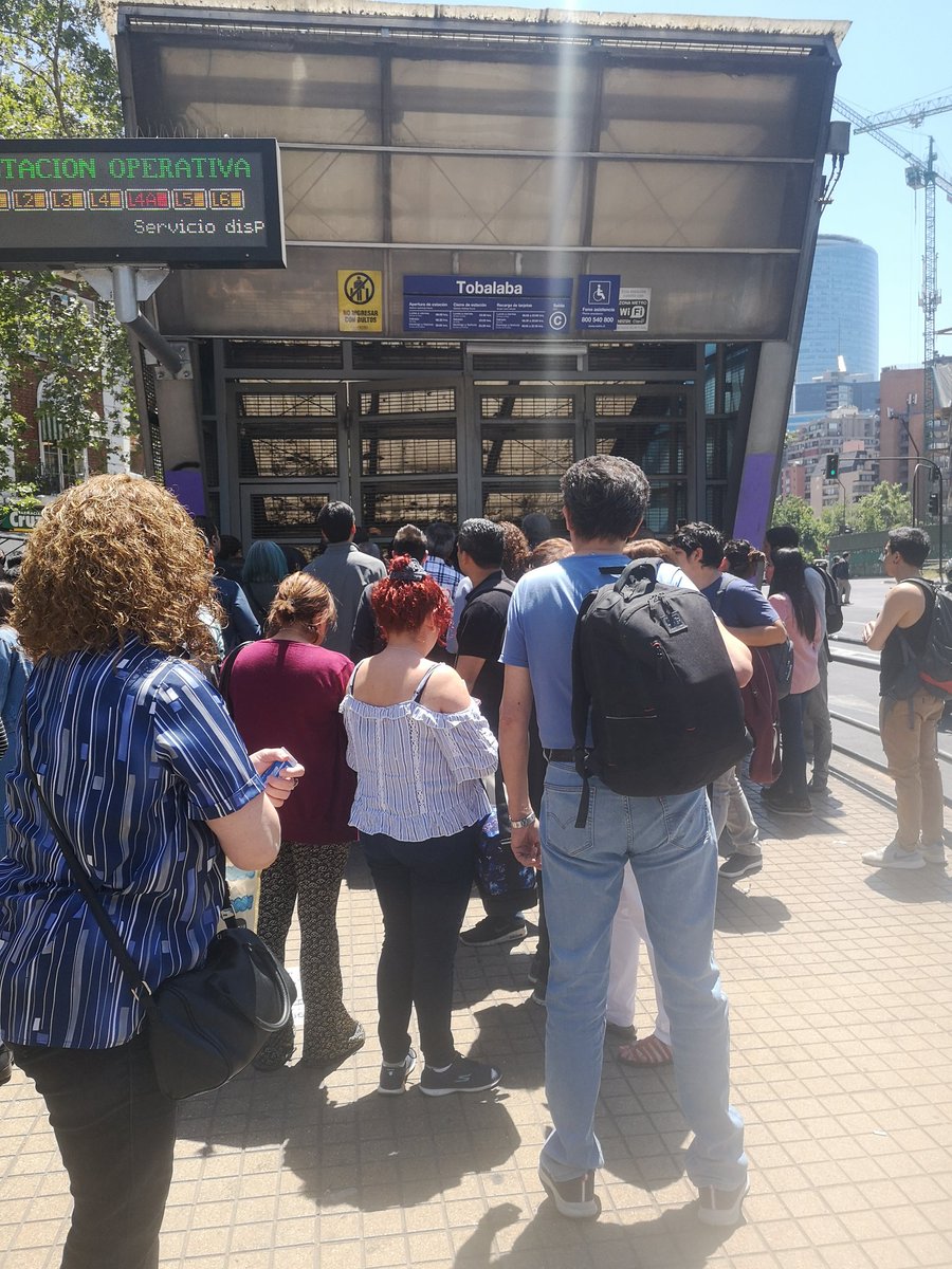 NaatiEbiee's tweet photo. @metrodesantiago Mentira, Tobalaba está cerrado por todos lados. https://t.co/8JN4grhsbX
