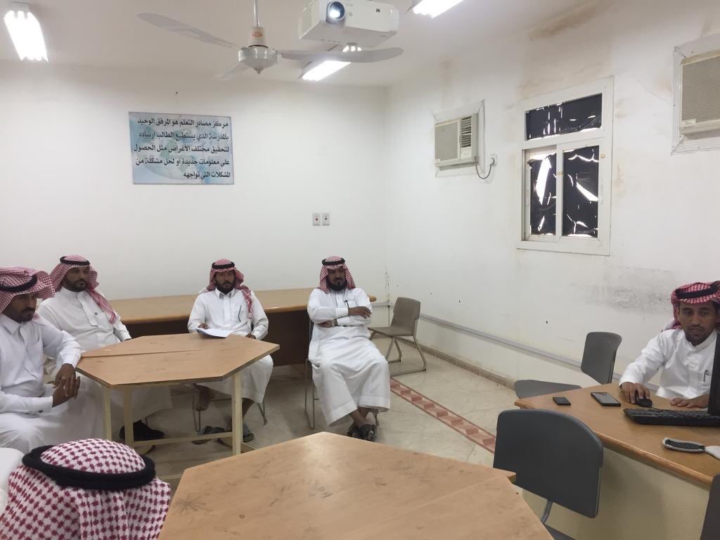 141Msader's tweet photo. أقام الاستاذ/ فواز مشعل العتيبي مشرف التميز بمركز المصادر هذا اليوم عرضاً عن جائزة التميز وطريقة المشاركة وحث على المشاركه في الجائزة هذا العام  
@afif_resources1 https://t.co/9lP5sV2wjO