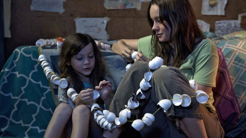 netflixable's tweet photo. #BrieLarson #JacobTremblay #JoanAllen star in ROOM-Kidnapped, confined to a tiny room and raped, a young woman gives birth to a son. When he reaches his fifth birthday, she begins plotting an escape. On 13 Netflix countries #netflix #Room https://t.co/2pC0vzGc6H https://t.co/Mlpwv0geOy