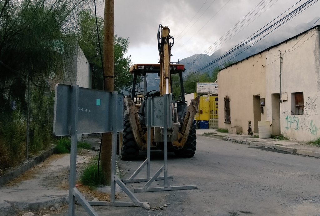 Reporte1112's tweet photo. @elnortelocal Calle cerrada por más de 10 meses por obra inconclusa, Zaragoza y 5 de mayo, Centro #SantaCatarina ocasiona tráfico alrededor de Fraccionamiento privado y vehículos circulando en contra por Librado García al PTE https://t.co/0c8T9ZpvAa
