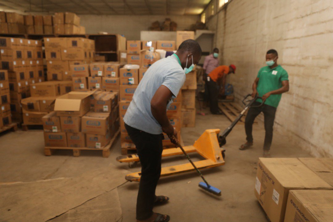 WarehouseVisib1's tweet photo. The safety of staff is top-notch, and the commodities neatly arranged. First in, first out, FIFO, in practice. This will reduce if not completely eliminate wastages. @ARC4SC @ARC_Nigeria @zukynokeke @followlasg @LSMOH https://t.co/BIkJZY1Jav