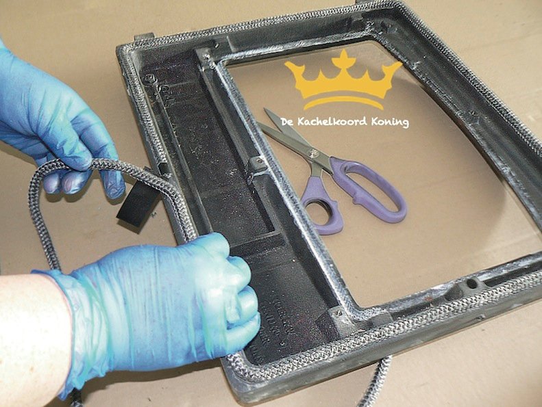 Koordkoning's tweet photo. Check regelmatig in uw kachel of het kachelkoord nog goed afsluit en dus geen valse lucht aanzuigt. Wij leveren vele soorten kachelkoord, lijm, verf en kitten uit voorraad! #kachelkoord #glasvezelkoord #vermiculiet #hittebestendig #vuurvast #kachellint #kacheltouw #warmte #herfst https://t.co/zBsnftysDv