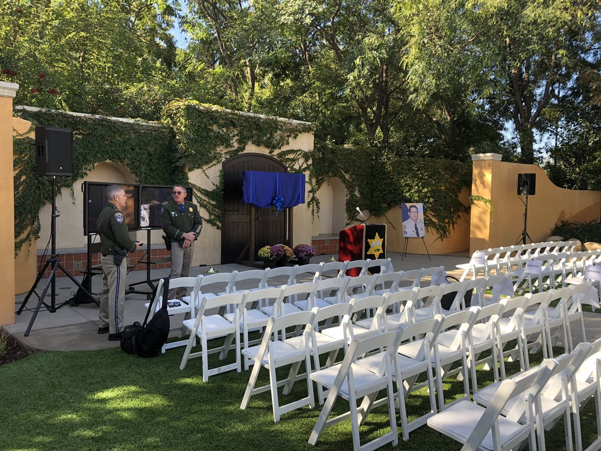 SenereyD's tweet photo. Sergeant Ron Helus Freeway Sign dedication ceremony about to begin at 10am
#borderlineshooting #vcsheriff #TO #ronhelus https://t.co/pnMClkmlL5