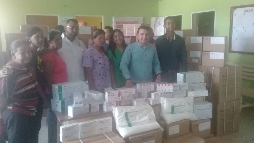 #6Nov Cumpliendo lineamientos del Gobernador <a href="/vclarkb/">Víctor Clark Boscán</a> el
Secretario de Salud <a href="/HenryH_/">Henry Hernandez</a> entrega insumos y medicamentos a la ASIC Carlina Luchón para dotar los 24 consultorios populares y ambulatorios del municipio Colina #VenezuelaVictoriosa <a href="/NicolasMaduro/">Nicolás Maduro</a> <a href="/AlvaradoC_MPPS/">Carlos Humberto Alvarado González</a>