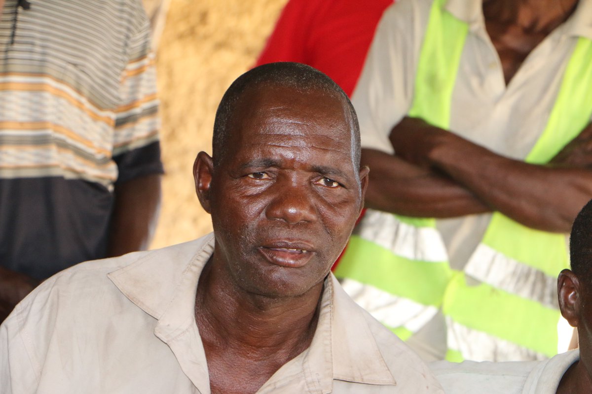EulogeIshimwe's tweet photo. Today, after a road trip of nearly 3 hours, we visited the community of #PraiaNova, in #Dondo district, where the Red Cross is rehabilitating houses damaged by #Cyclone Idai.
George Miguel, the community leader, thanked the Red Cross for the support they are receiving. https://t.co/sTbzAurBao