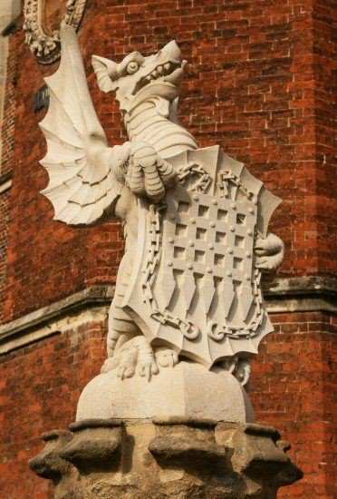 The King's Beasts.🐲🐲🐲🐲👑👑🤴🤴 Tudor Welsh Dragon holding the Beaufort Portcullis. Hampton Court Palace. #henryvii #ladymargaretbeaufort #houseoftudor #houseofbeaufort