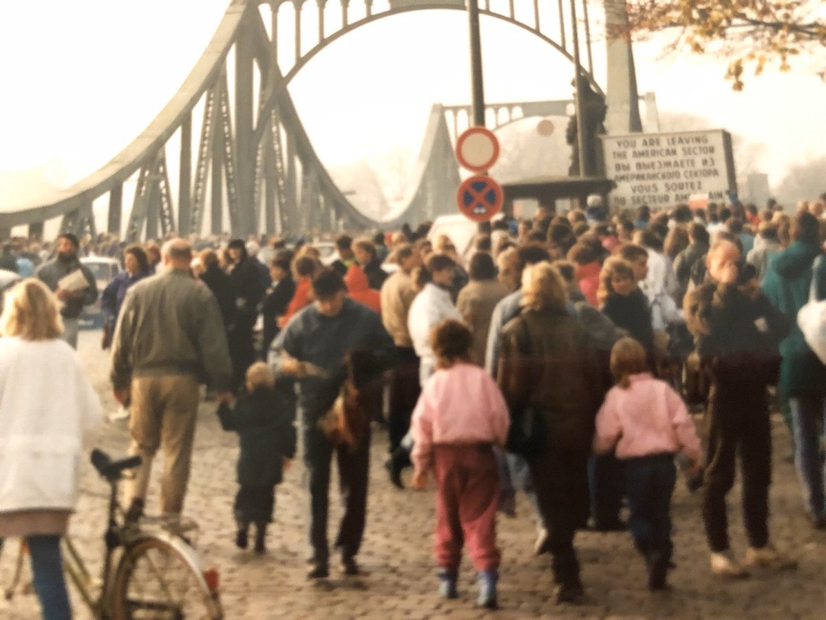 LSMueller's tweet image. Ich habe (wenn auch wenige) Erinnerungen an die Mauer und den #Mauerfall in Berlin. Umso beeindruckender ist #VisionInMotion am Brandenburger Tor. Fahrt mal hin!

🖼 Erinnerung an 1989: Glienicker Brücke mit der Familie zwei Tage nach der Öffnung.