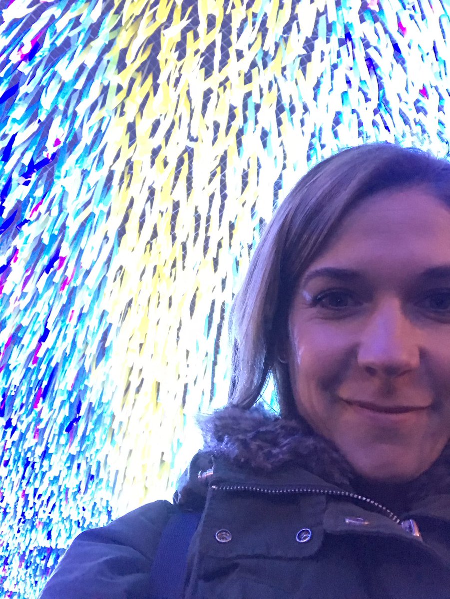 LSMueller's tweet image. Ich habe (wenn auch wenige) Erinnerungen an die Mauer und den #Mauerfall in Berlin. Umso beeindruckender ist #VisionInMotion am Brandenburger Tor. Fahrt mal hin!

🖼 Erinnerung an 1989: Glienicker Brücke mit der Familie zwei Tage nach der Öffnung.