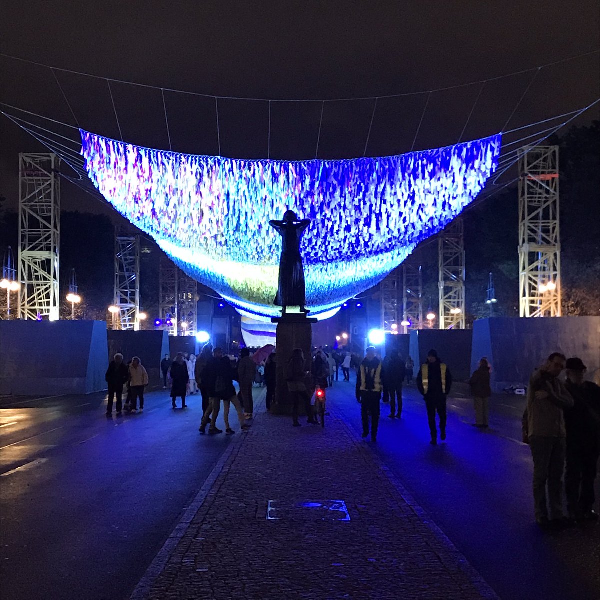 LSMueller's tweet image. Ich habe (wenn auch wenige) Erinnerungen an die Mauer und den #Mauerfall in Berlin. Umso beeindruckender ist #VisionInMotion am Brandenburger Tor. Fahrt mal hin!

🖼 Erinnerung an 1989: Glienicker Brücke mit der Familie zwei Tage nach der Öffnung.