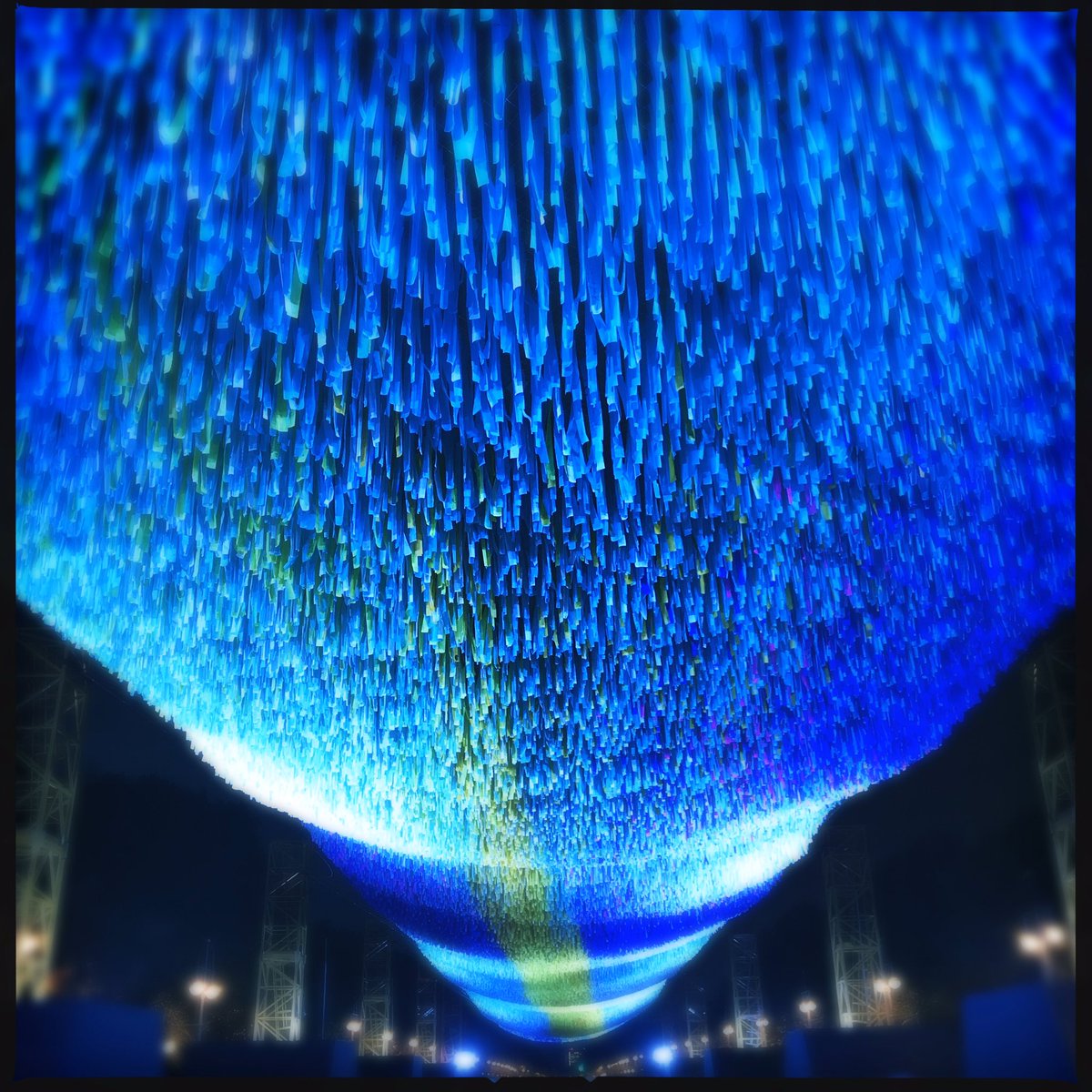 LSMueller's tweet image. Ich habe (wenn auch wenige) Erinnerungen an die Mauer und den #Mauerfall in Berlin. Umso beeindruckender ist #VisionInMotion am Brandenburger Tor. Fahrt mal hin!

🖼 Erinnerung an 1989: Glienicker Brücke mit der Familie zwei Tage nach der Öffnung.