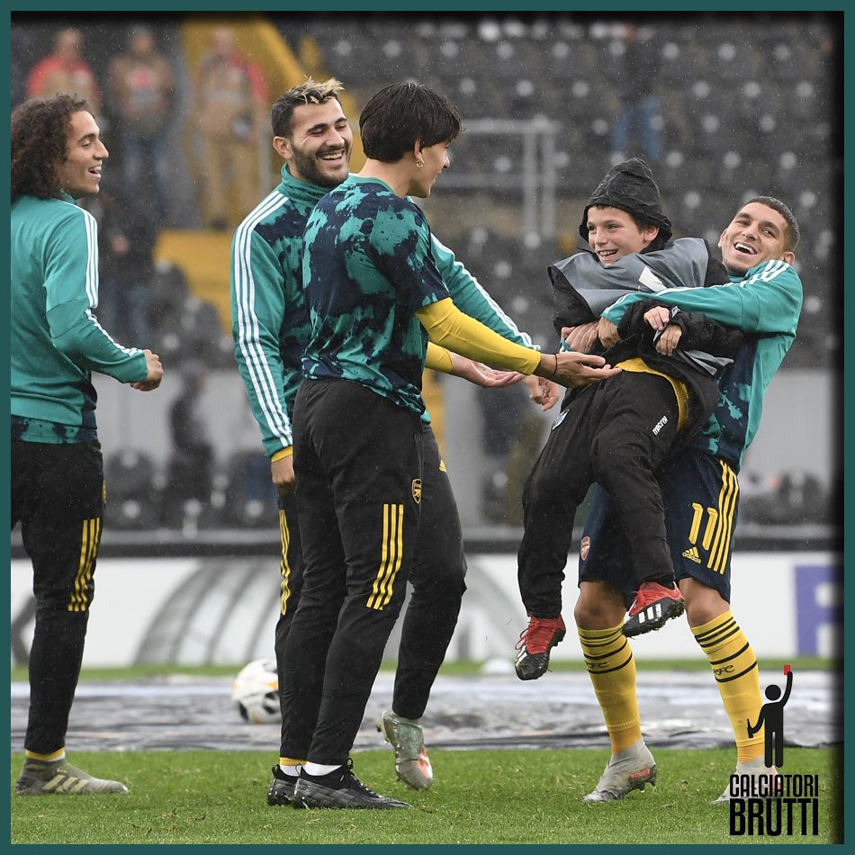 CB_Ignoranza's tweet photo. Durante il riscaldamento di Guimaraes-Arsenal, i gunners hanno invitato un bambino raccattapalle ad allenarsi con loro.
Cuore e calcio.❤ https://t.co/DLZUl6rArO