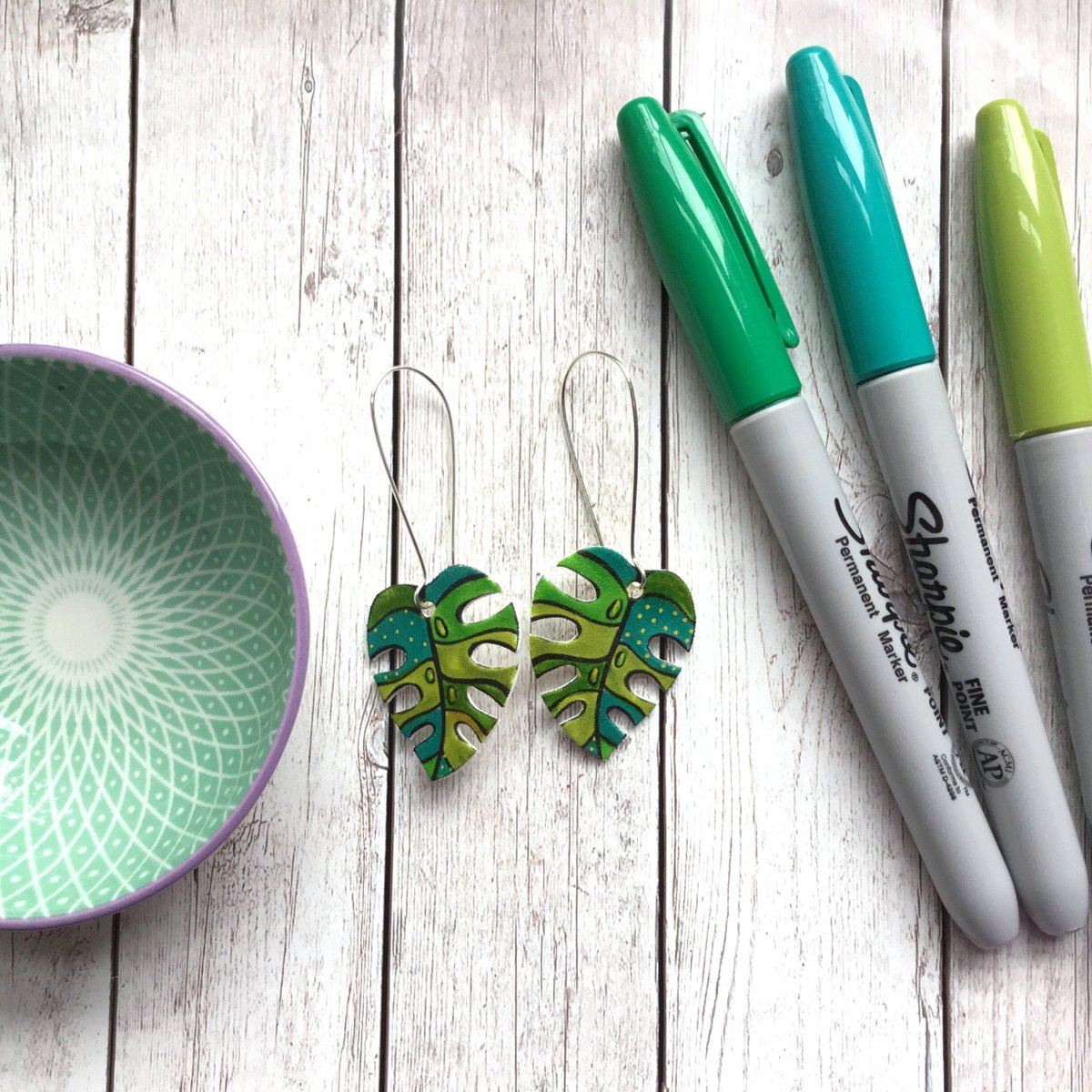 buck_lj's tweet photo. Green Leaf Earrings - Nature Jewellery - Statement Earrings - Shrink Dink Jewelry - Plant Lover Gift For Her - Handmade Earrings. https://t.co/0RtUDbHg1n #Etsy #Slumbermonkey #StatementEarrings https://t.co/zls5syiJj5