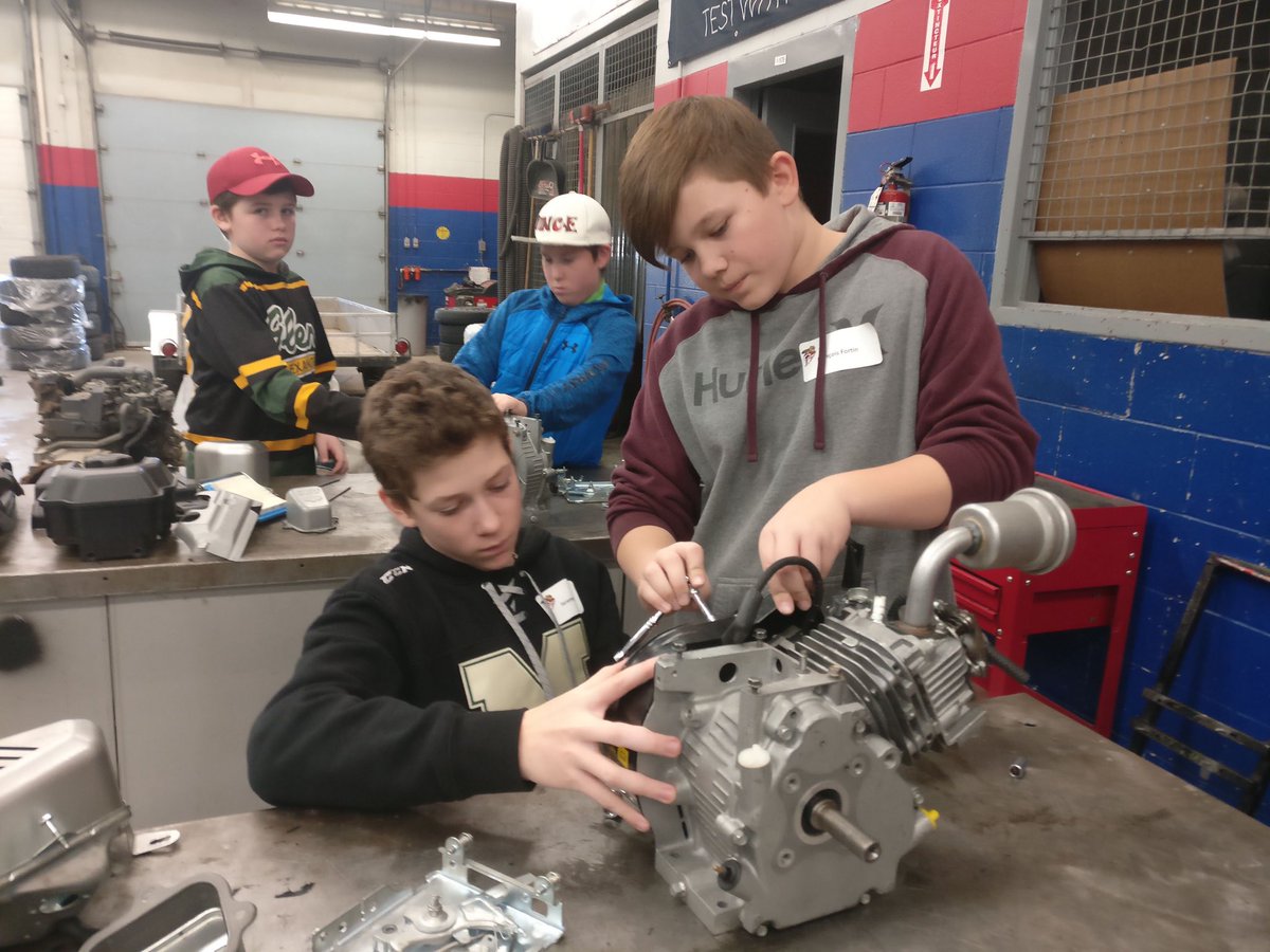 FrancoDramatik's tweet image. Quels tâches font vos élèves?  L’animateur de l’atelier de Petits moteurs est impressionné par l’engagement et le sérieux des élèves, des jeunes!  Bravo! @esclescale @escembrun @ESCLeRelais #AppEx @CSDCEO @CFORP_TacTIC