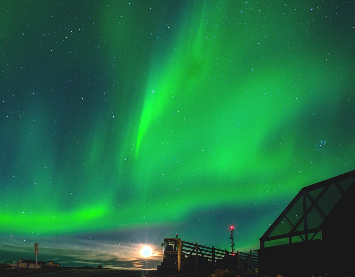 What can we say, it is such a beautiful sight... Nature here in Lapland provides our guests with a perfect place for activities; #northernlights  #huskysledding #snowmobiling or even just hiking and exploring the surrounding beauty. With us you get to do all this and much more!