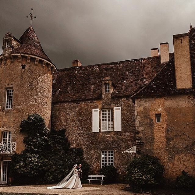 Our fabulous bride Ali. What a venue! #weddingsinfrance #bride #bridetobe #gettingmarried #isaidyes #weddingstyle #weddinginspiration #wedspo #accessories #weddingaccessories #bridalaccessories #veilmaker #longveil #fulllengthveil #cathedralveil #chapelv… ift.tt/2WQiB4P