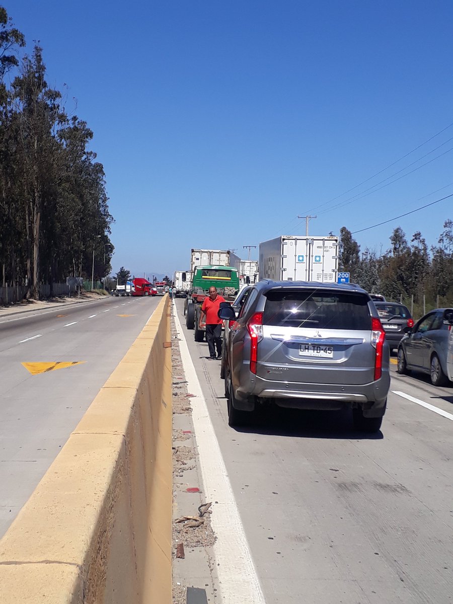 Seba_Codor's tweet photo. @sitiodelsuceso 
Camioneros se tomaron ambas piestas de camino la pólvora.
#lapolvora
#RenunciaPiñera 
#AsambleaConstituyenteAhora https://t.co/0Hda60Sdna
