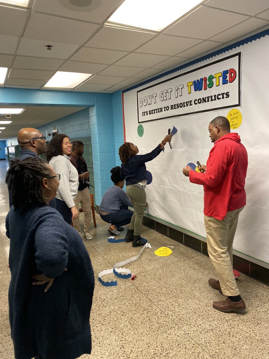 PRINCIPAL_KMS's tweet image. Quarter 2Theme: Conflict Resolution
Let’s teach the behavior we want to see. #trueblue #7thgraderocks #codeofconductdone #nogamesinquarter2 #teamwork